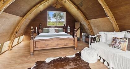 Baker's Hut - Off-Grid, Fire Pit, Fire Bath, Cozy, Views, Sleeps 2-3