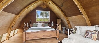 Baker's Hut - Off-Grid, Fire Pit, Fire Bath, Cozy, Views, Sleeps 2-3