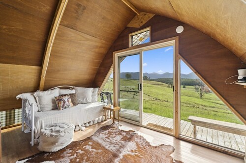 Baker's Hut - Off-Grid, Fire Pit, Fire Bath, Cozy, Views, Sleeps 2-3