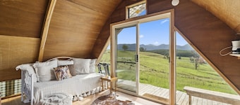 Baker's Hut - Off-Grid, Fire Pit, Fire Bath, Cozy, Views, Sleeps 2-3