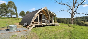Baker's Hut - Off-Grid, Fire Pit, Fire Bath, Cozy, Views, Sleeps 2-3