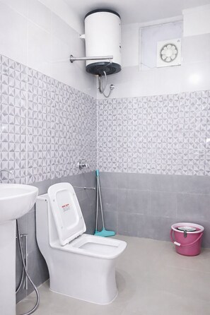 Shower, towels, soap, shampoo - Hotel Bindram Palace (Rishikesh)