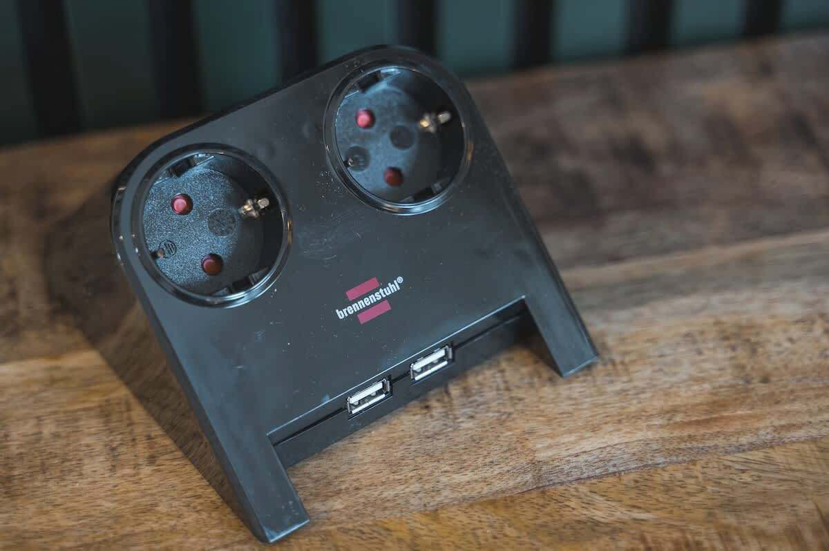 A black power strip with two outlets and a USB port, labeled "bremenstuh".