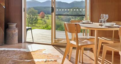 Bickell's Hut - Off-Grid Farm Stay, Fire Pit, Fire Bath, Cozy, Views - Sleeps 2 -4