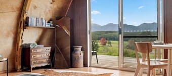 Bickell's Hut - Off-Grid Farm Stay, Fire Pit, Fire Bath, Cozy, Views - Sleeps 2 -4