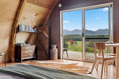 Bickell's Hut - Off-Grid Farm Stay, Fire Pit, Fire Bath, Cozy, Views - Sleeps 2 -4