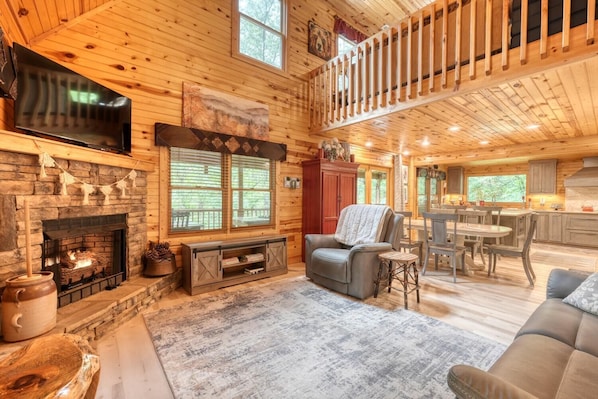 Smart TV, fireplace - Bearadise - 4 BR Cabin in Gated Community! Hot tub, Games, Firepit, Pool Table (Blue Ridge)