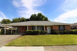 Exterior - 15% ALL OF JUNE! Spacious Screened- In Porch Perfect for Group Stays (Houma)