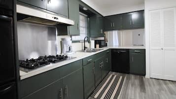 Geladeira, micro-ondas, fogão, cooktop