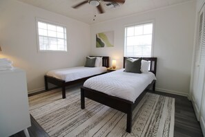 4 bedrooms, desk, iron/ironing board, free WiFi - 15% ALL OF JUNE! Spacious Screened- In Porch Perfect for Group Stays (Houma)