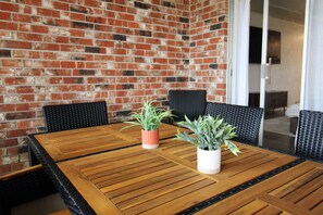Dining - 15% ALL OF JUNE! Spacious Screened- In Porch Perfect for Group Stays (Houma)