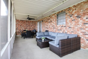 Outdoor dining - 15% ALL OF JUNE! Spacious Screened- In Porch Perfect for Group Stays (Houma)