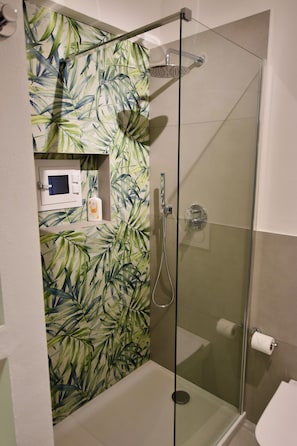 Douche, sèche-cheveux, bidet, serviettes fournies