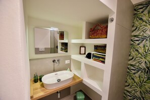 Shower, hair dryer, bidet, towels - [Live as a local] near the Aquarium. (Genova)