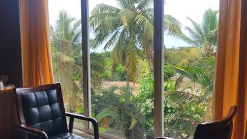 Deluxe Suite, Garden View | In-room dining