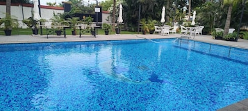 Una piscina al aire libre