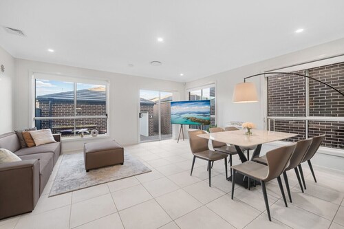 JC House - 4 Br, AC & Wi-Fi Close Coles & Train