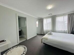 4 bedrooms, desk, iron/ironing board, WiFi