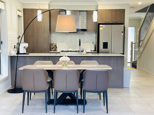 JC House - 4 Br, AC & Wi-Fi Close Coles & Train