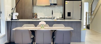 JC House - 4 Br, AC & Wi-Fi Close Coles & Train