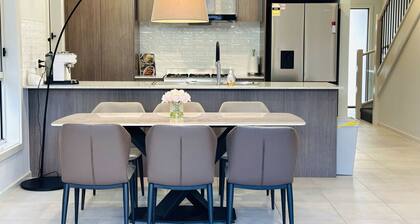 JC House - 4 Br, AC & Wi-Fi Close Coles & Train