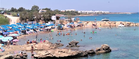 Una spiaggia nelle vicinanze