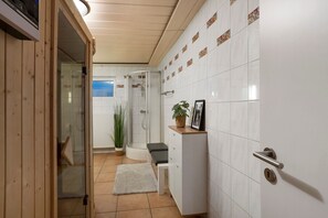 Regadera, amenidades de baño gratuitas, secadora de cabello, pantuflas 