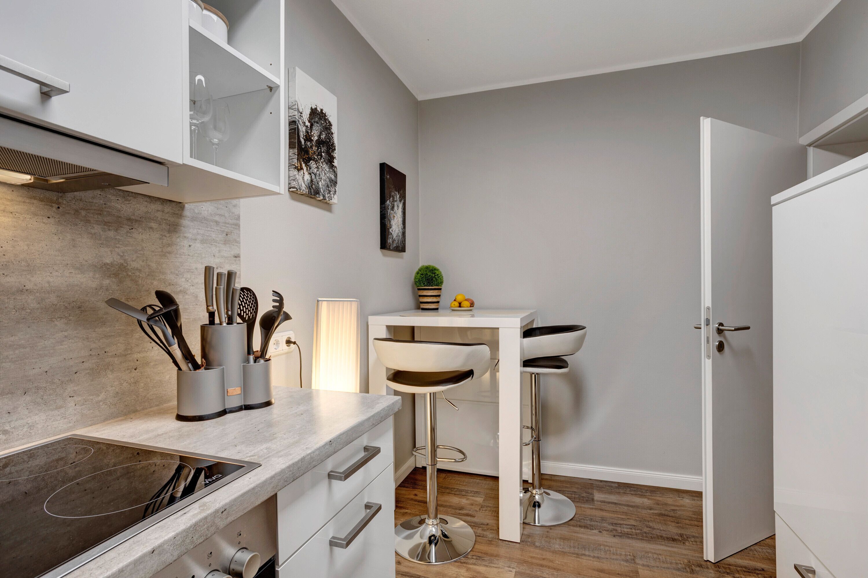 Køleskab, mikrobølgeovn, ovn, kogeplade