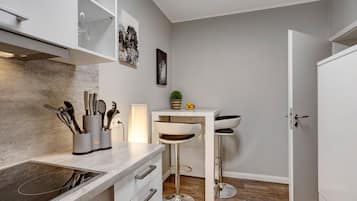 Køleskab, mikrobølgeovn, ovn, kogeplade