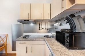 Frigorífico, microondas, placa de cocina y cafetera o tetera