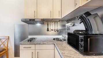 Refrigerador, microondas, placa de cocina, cafetera/tetera