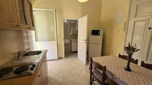 Kühlschrank, Geschirrspüler, Wasserkocher mit Kaffee-/Teezubehör