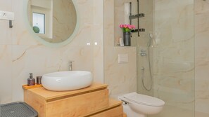 Een douche, een haardroger, handdoeken
