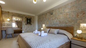 5 bedrooms, iron/ironing board, free WiFi, bed sheets