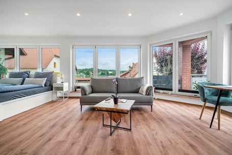 TV. Apartment 'An Der Alten Bäckerei' with Lake View, Private Garden and Wi-Fi