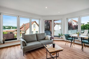 TV - Apartment 'An Der Alten Bäckerei' with Lake View, Private Garden and Wi-Fi (Feldberger Seenlandschaft)