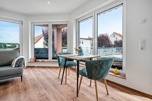 Dining - Apartment 'An Der Alten Bäckerei' with Lake View, Private Garden and Wi-Fi (Feldberger Seenlandschaft)