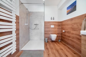 Shower, free toiletries, towels - Apartment 'An Der Alten Bäckerei' with Lake View, Private Garden and Wi-Fi (Feldberger Seenlandschaft)