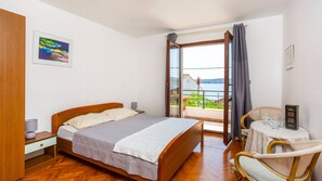 5 bedrooms, free WiFi, bed sheets