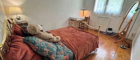 6 bedrooms, iron/ironing board, WiFi, bed sheets