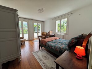 6 bedrooms, iron/ironing board, WiFi, bed sheets