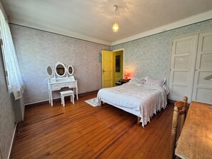6 bedrooms, iron/ironing board, WiFi, bed sheets