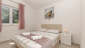 5 bedrooms, iron/ironing board, free WiFi, bed sheets