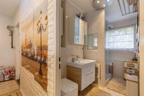 Douche, séchoir à cheveux, serviettes fournies
