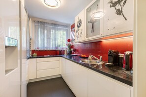 Réfrigérateur, four à micro-ondes, un four, surface de cuisson