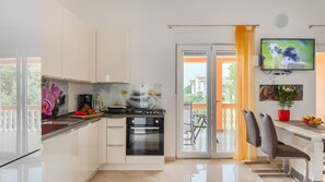 Fridge, oven, dishwasher, coffee/tea maker