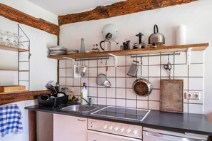 Fridge, oven, stovetop, coffee/tea maker