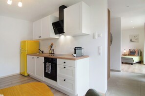 Frigorífico, horno, placa de cocina y lavavajillas