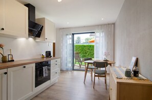 Fridge, microwave, oven, stovetop - Meili’s Haus Apartment with Private Entrance, Terrace, and Garden (Uhldingen-Mühlhofen)