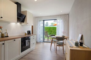 Frigorífico, horno, placa de cocina y lavavajillas